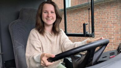 Frau sitzt am Steuer eines Fahrzeugs.