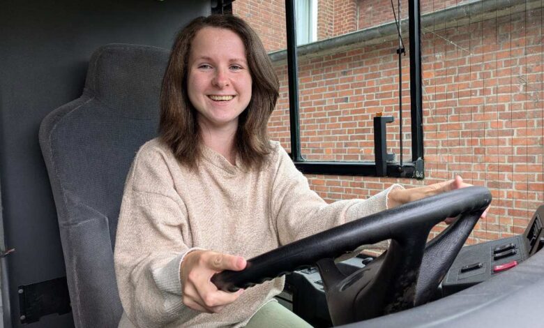 Frau sitzt am Steuer eines Fahrzeugs.