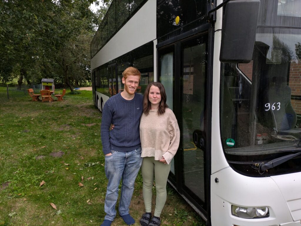 Freiheit auf acht Rädern: Familie macht Doppeldeckerbus zum neuen Zuhause