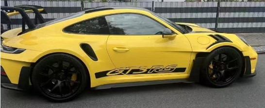 Gelber Porsche GT3 RS auf Straße