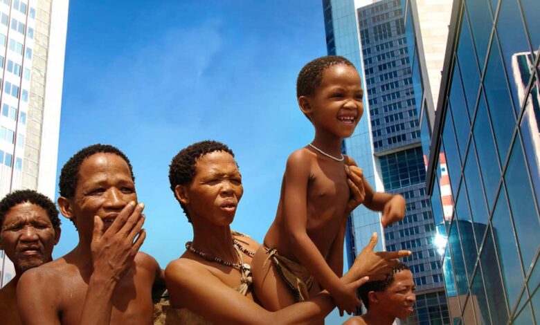 Kulturhaus präsentiert bewegendes Roadmovie „Ghostland“ 10 Familie in urbaner Umgebung, fröhlich.