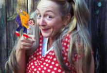 Frau mit Punkten und Clownfigur