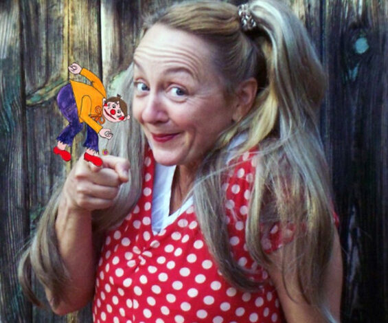 Frau mit Punkten und Clownfigur