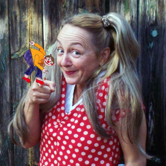 Frau mit Punkten und Clownfigur