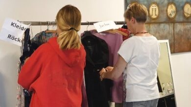 Frauen tauschen Kleidung in einem Event.