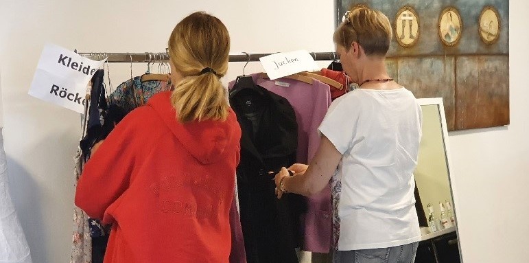 Frauen tauschen Kleidung in einem Event.