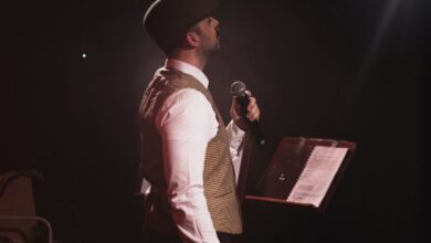 Sänger auf der Bühne mit Mikrofon