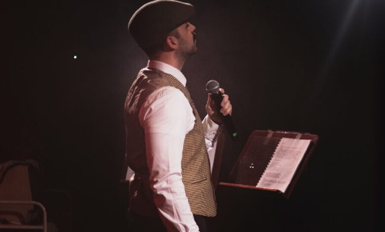 Sänger auf der Bühne mit Mikrofon