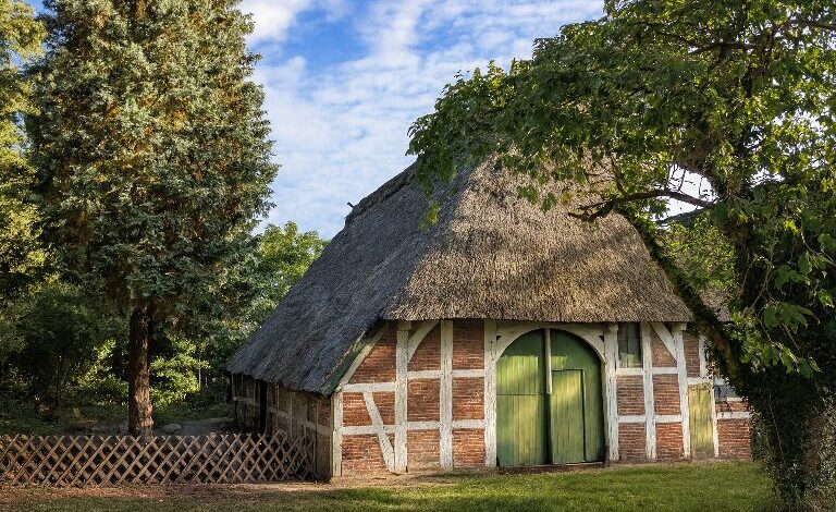 300 Jahre Geschichte zum Anfassen: Die Fischbeker Rauchkate lädt zum Entdecken ein 2 Traditionelles Fachwerkhaus mit Reetdach