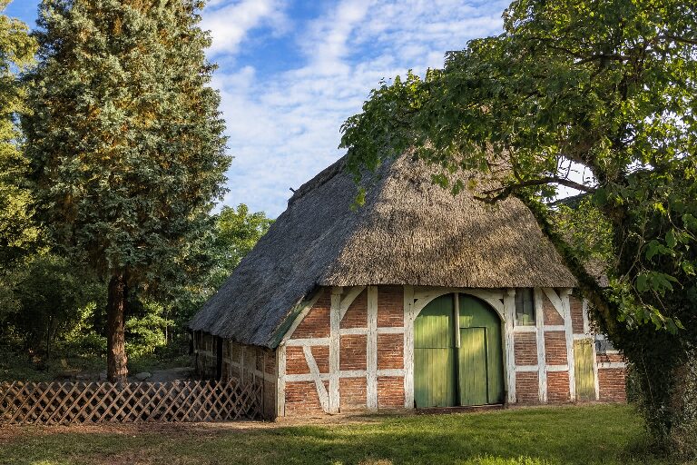 Traditionelles Fachwerkhaus mit Reetdach