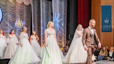 Brautmodenschau mit eleganten Kleidern