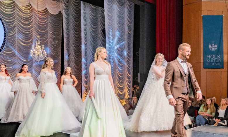 Brautmodenschau mit eleganten Kleidern