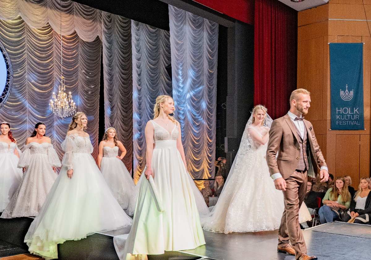 Brautmodenschau mit eleganten Kleidern
