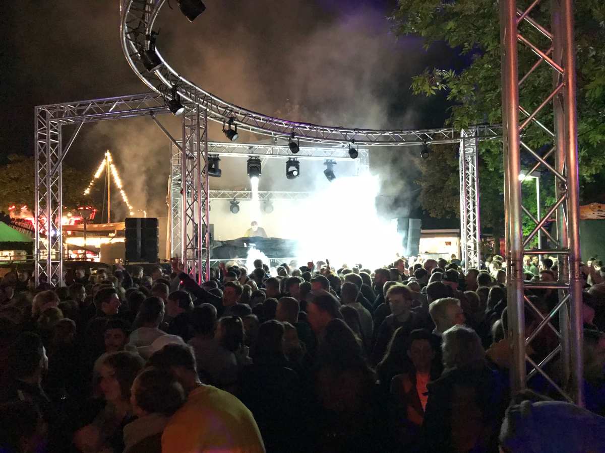 Menschenmenge bei nächtlichem Konzert