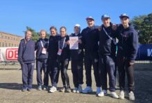 Gruppe von Sportlern mit Urkunde