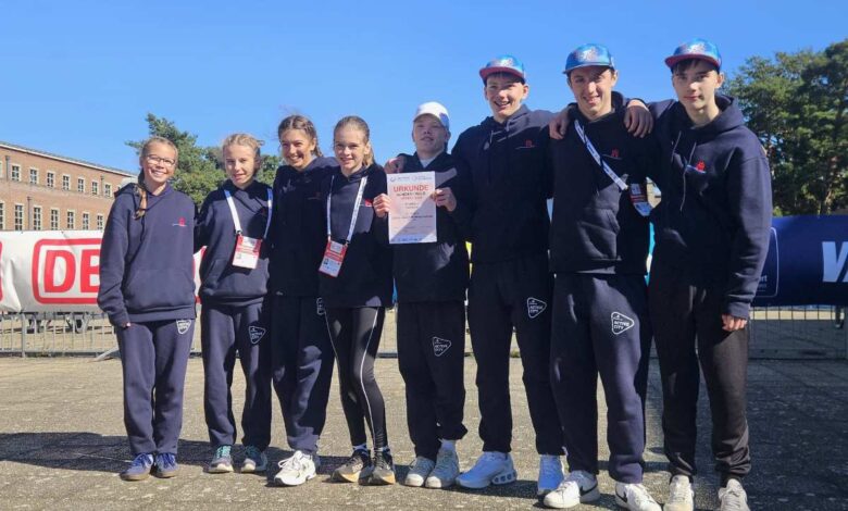 Gruppe von Sportlern mit Urkunde