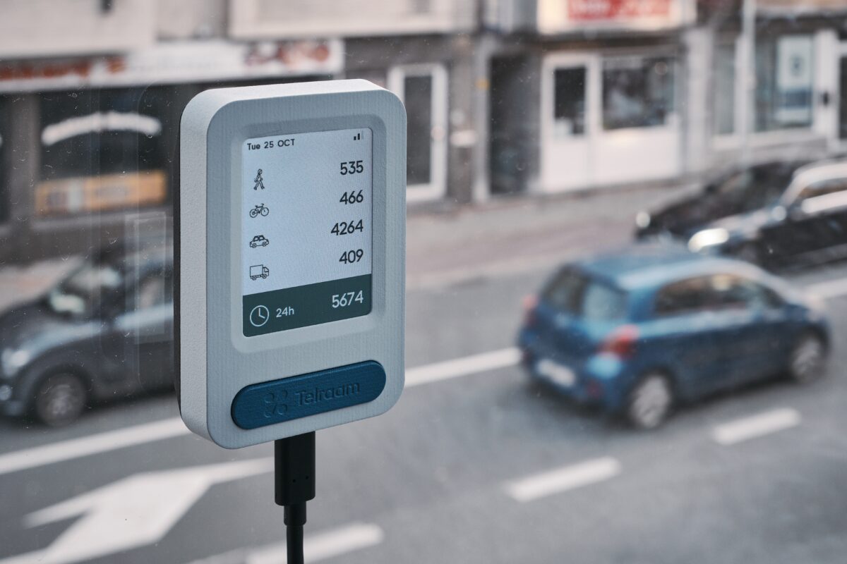 Verkehrszähler zeigt Fahrzeugdaten an