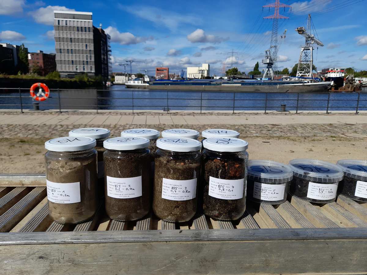 Proben in Gläsern am Wasser
