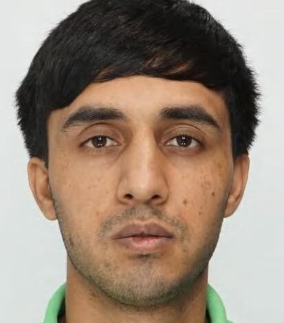 Seit 29. September: Polizei Hamburg sucht 19-Jährigen aus Heimfeld mit Lichtbildfahndung 4 Mann mit grünem Hemd, neutraler Hintergrund.