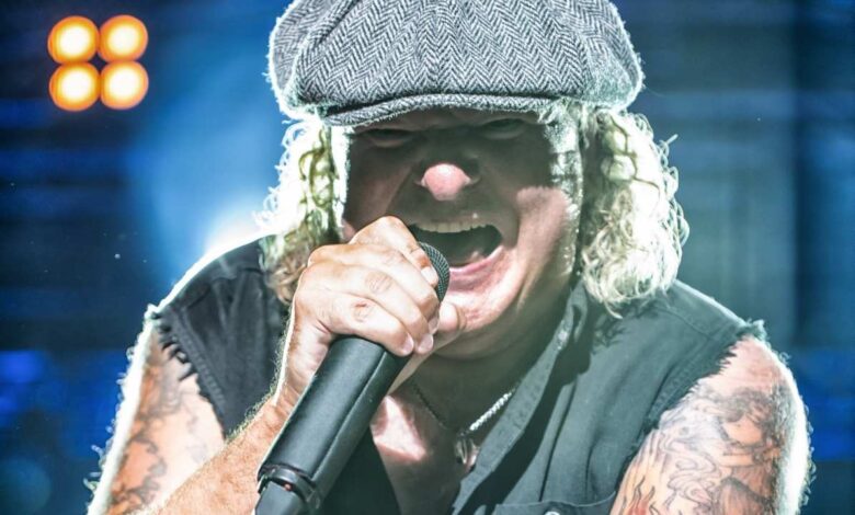 We Salute You: Europas größte AC/DC-Tribute-Show rockt am 18. Oktober die Burg Seevetal 2 Rockmusiker mit Mikrofon auf der Bühne