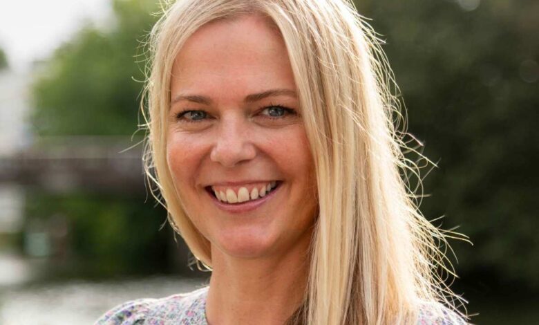 Meike Werkmeister liest im JoLa: Ein Abend voller Fernweh, Träume und großer Gefühle 6 Frau mit langen, blonden Haaren.