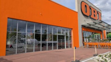 Bauhausmarkt mit orangefarbenem Außenbereich