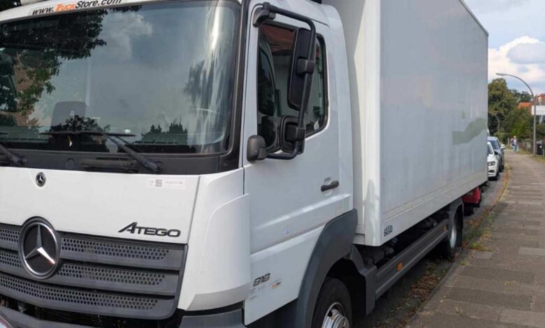 Anwohner verärgert: Weißer LKW blockiert seit 18 Monaten Wohnstraße an Hausbrucher Schule 9 Weißer Lkw parkt an der Straße.