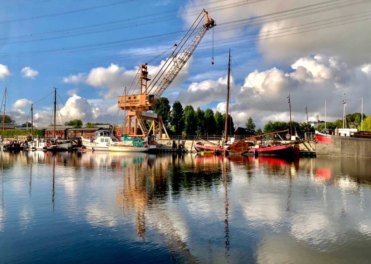 Hafen mit Kran und Booten reflektiert