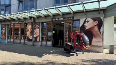 Friseursalon mit Spielzeughubschrauber.