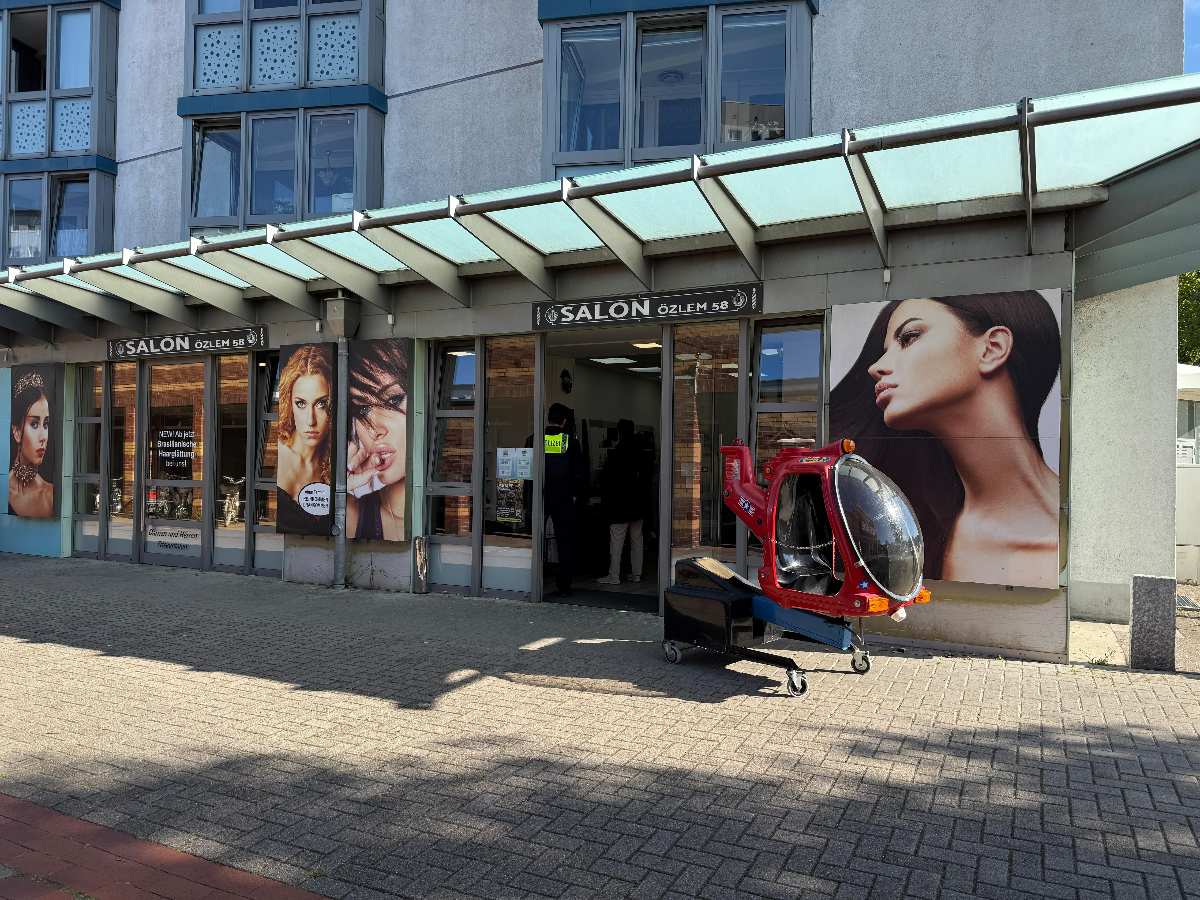Friseursalon mit Spielzeughubschrauber.