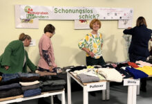 Kleiderbörse mit verschiedenen Kleidungsstücken.