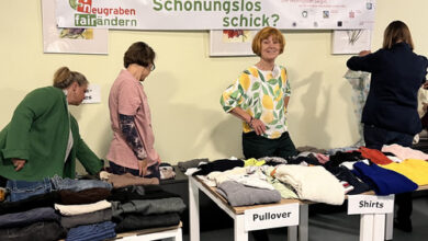 Kleiderbörse mit verschiedenen Kleidungsstücken.
