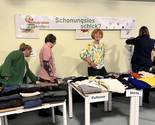 Kleiderbörse mit verschiedenen Kleidungsstücken.