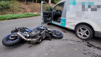 Motorradunfall mit Lieferwagen beteiligt
