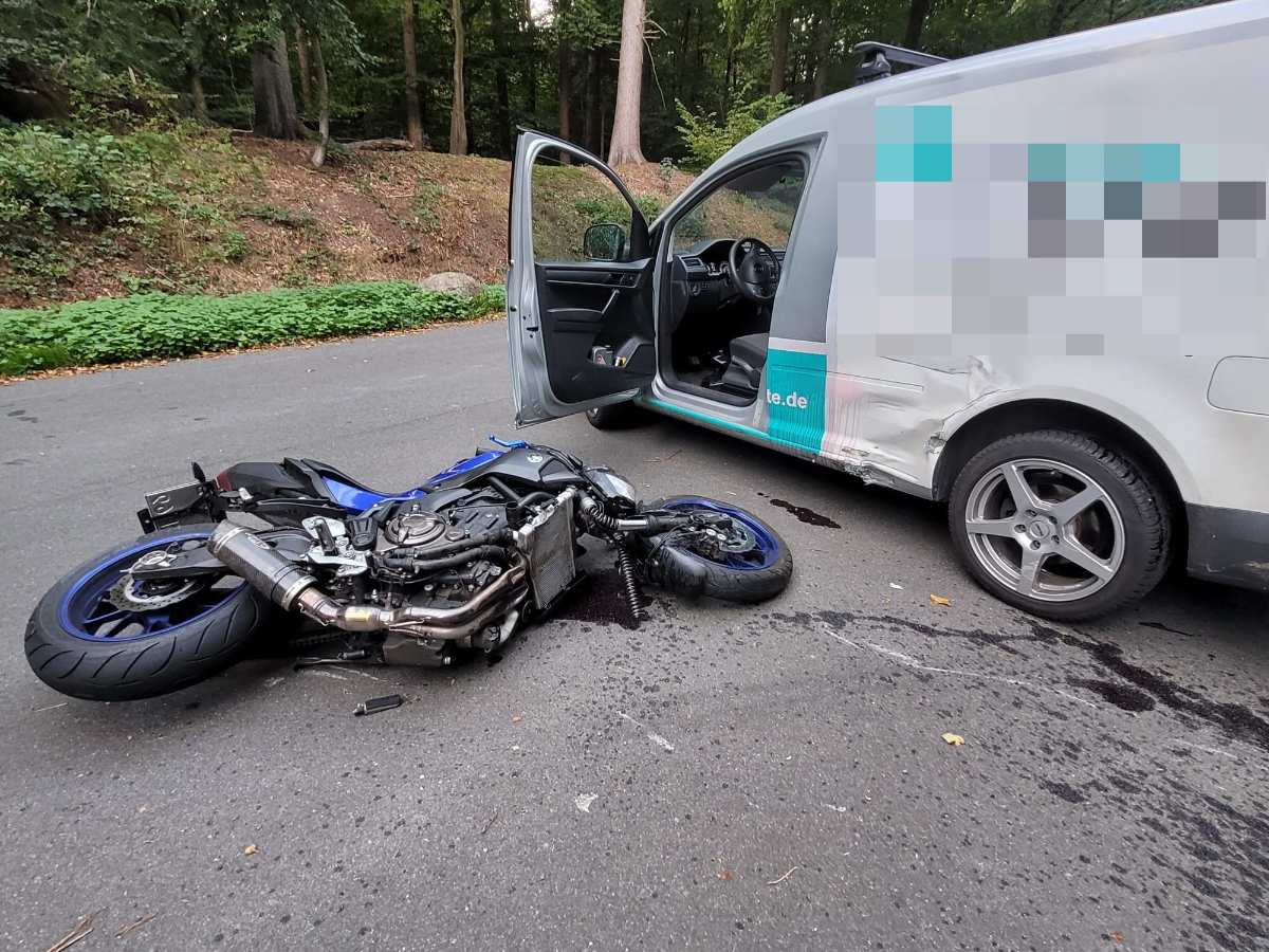 Motorradunfall mit Lieferwagen beteiligt