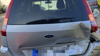 Beschädigtes Auto mit Dellen hinten