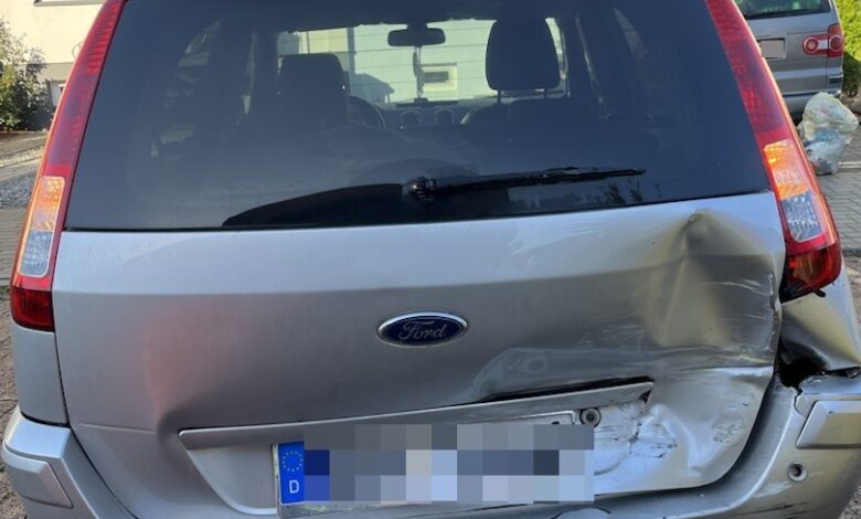 Horneburg: Autofahrerin bei Unfall im Nachtigallenweg verletzt – 2.000 Euro Schaden 8 Beschädigtes Auto mit Dellen hinten