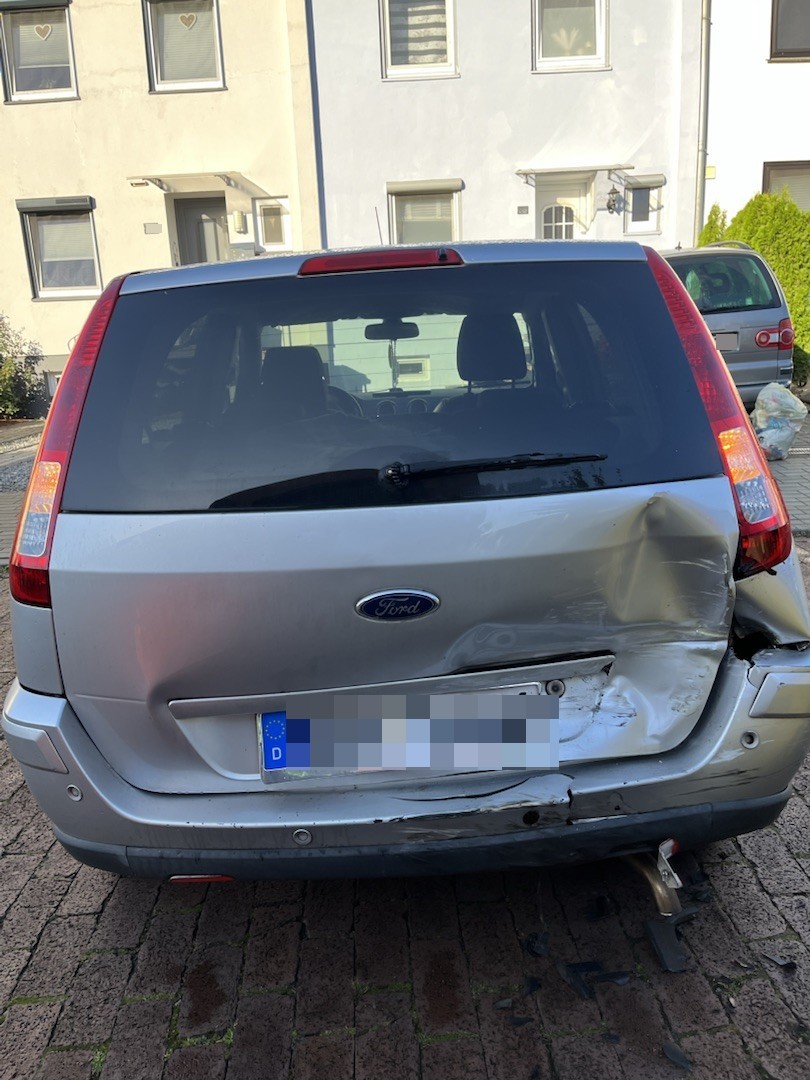 Beschädigtes Auto mit Dellen hinten