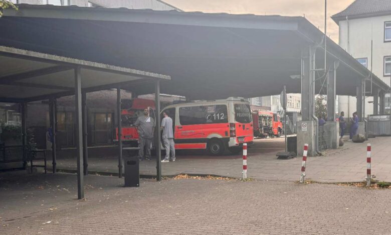 Brand in der Notaufnahme: Feuerwehr-Einsatz in der Asklepios Klinik Harburg 7 Rettungswagen unter einem Vordach.