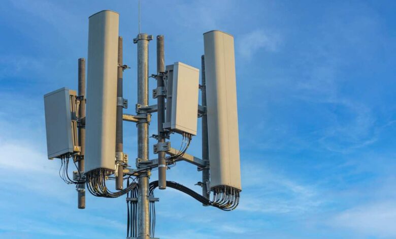Mobilfunkmasten vor blauem Himmel