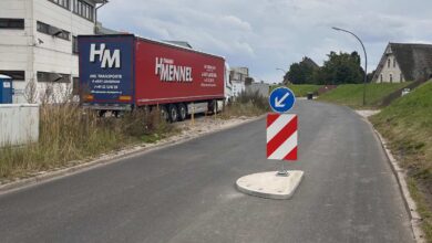Lkw auf einer Baustelle, Umleitungsschild