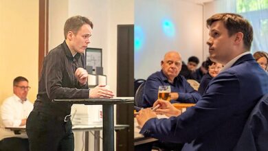 Mann spricht vor Publikum, Diskussion.