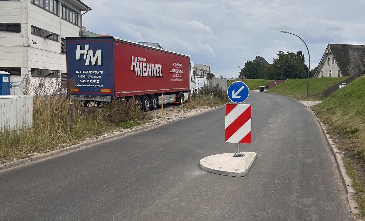 Hamburg-Neuenfelde: SPD fordert nach Unfall die sofortige Entfernung neuer Verkehrsinseln 1 Lkw auf einer Baustelle, Umleitungsschild