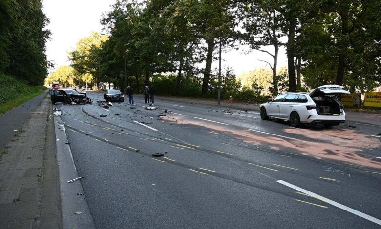 Hamburg-Hausbruch: Schwerer Unfall auf der B73 – drei Verletzte, Vollsperrung nach Frontalcrash 4 Autounfall mit Trümmern auf Straße