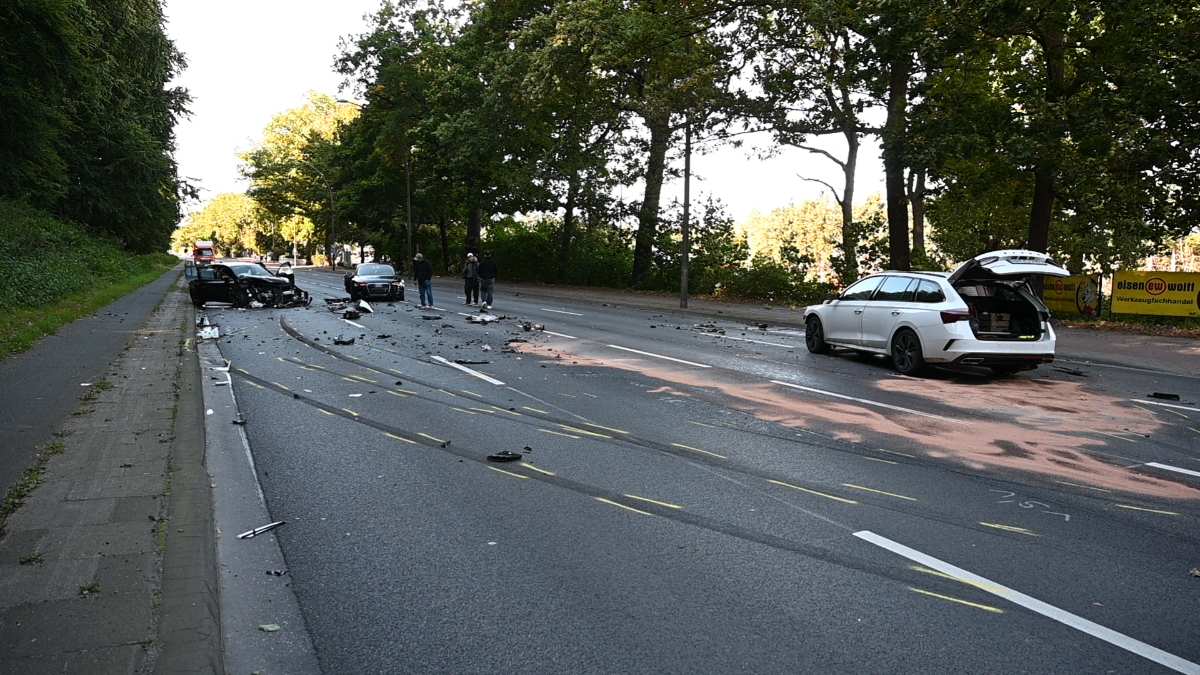 Autounfall mit Trümmern auf Straße