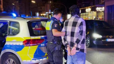 Polizei verhaftet einen Verdächtigen.