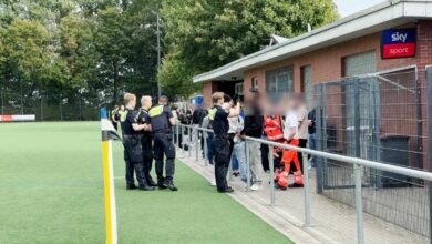 Polizei spricht mit Zuschauern am Sportplatz