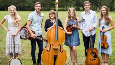 Familie mit Instrumenten im Freien