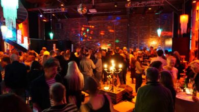 Menschen tanzen und feiern in Halle.