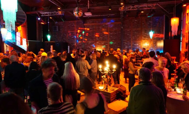 Menschen tanzen und feiern in Halle.